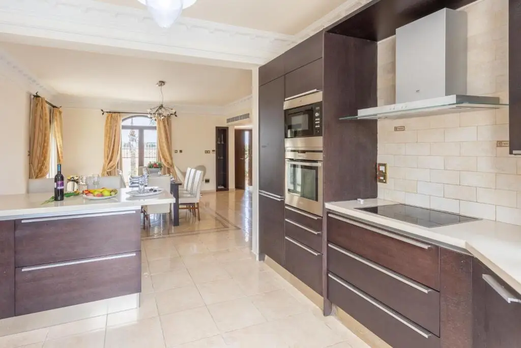 Паралимни: Villa Brigitte