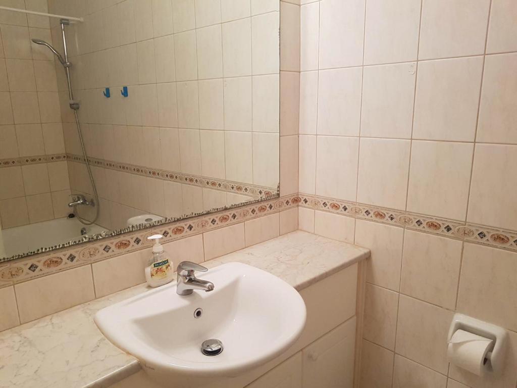 Пафос: Limnaria Gardens Two Bed Apartment with Terrace and Pool Close to Beach