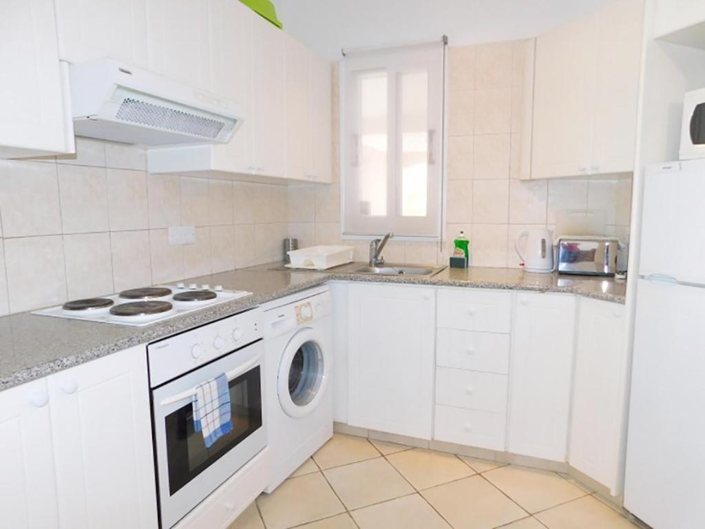Пафос: Limnaria Gardens Two Bed Apartment with Terrace and Pool Close to Beach