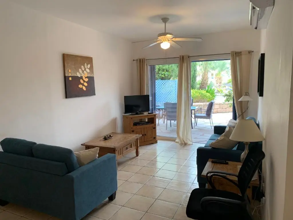 Пафос: Limnaria Gardens Two Bed Apartment with Terrace and Pool Close to Beach