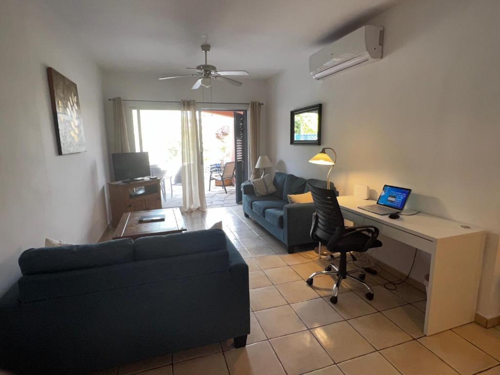 Пафос: Limnaria Gardens Two Bed Apartment with Terrace and Pool Close to Beach