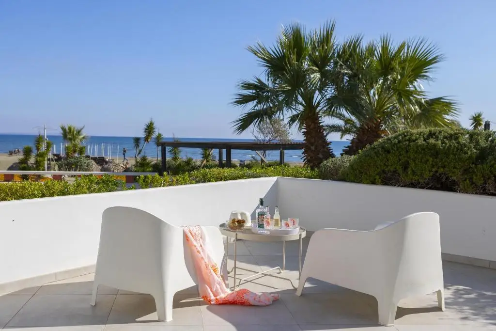 Ларнака: Mackenzie Castella Beachfront Suite