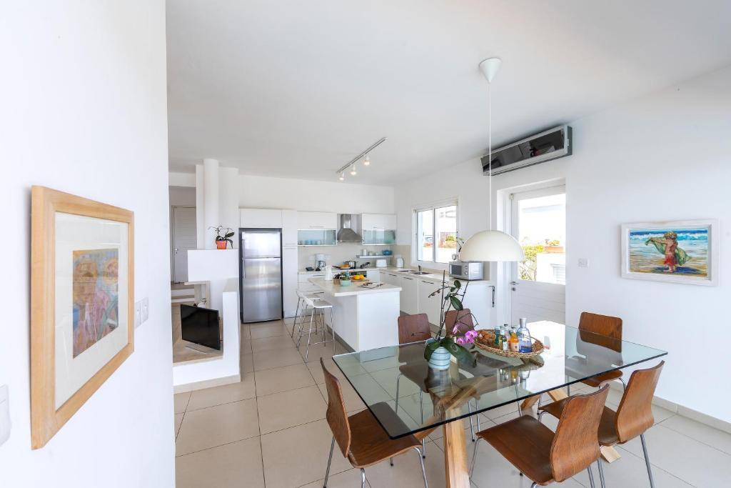 Протарас: Protaras Beachfront Villa Alia