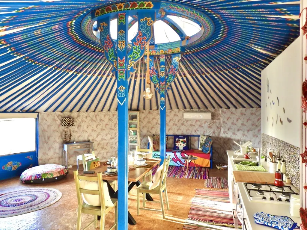 Като-Дрис: Глэмпинг Nirvana Yurts