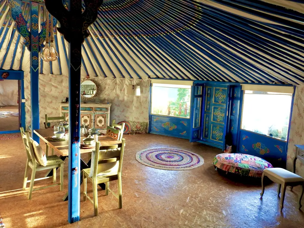 Като-Дрис: Глэмпинг Nirvana Yurts