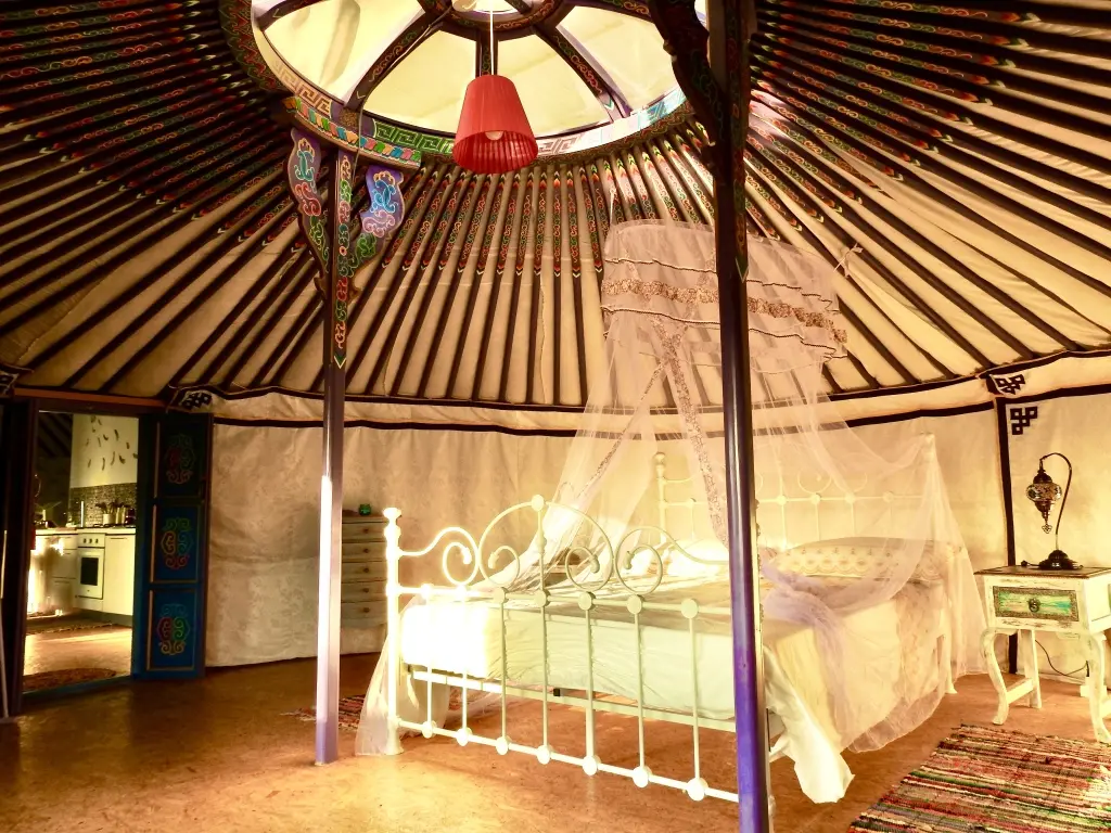 Като-Дрис: Глэмпинг Nirvana Yurts
