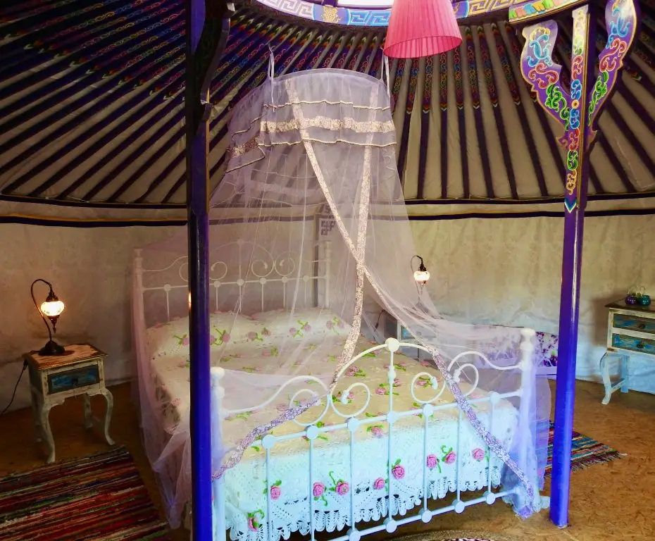Като-Дрис: Глэмпинг Nirvana Yurts