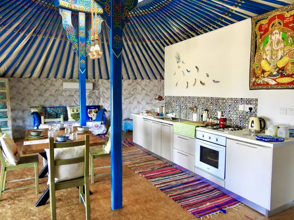 Като-Дрис: Глэмпинг Nirvana Yurts