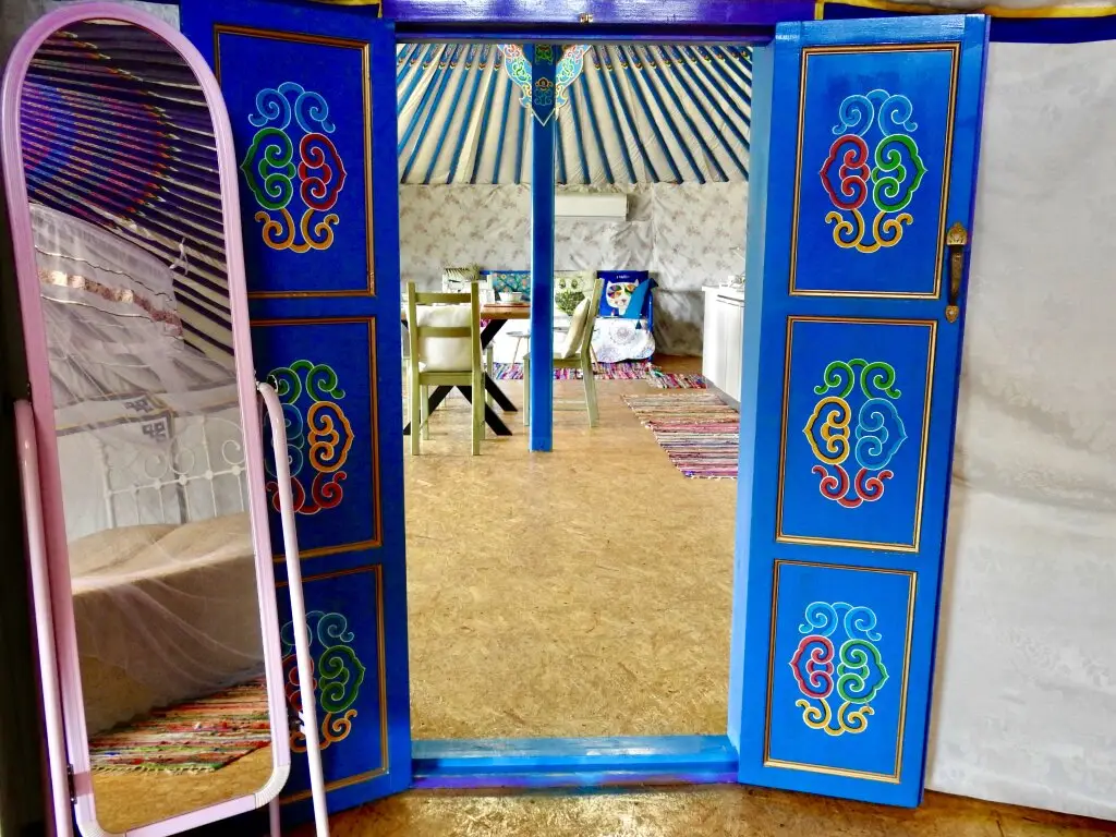 Като-Дрис: Глэмпинг Nirvana Yurts