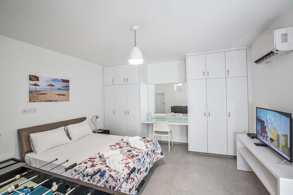 Протарас: Villa Ochosto Helios - Beautiful 5 Bedroom Protaras Villa - Walking Distance to Fig Tree Bay Beach