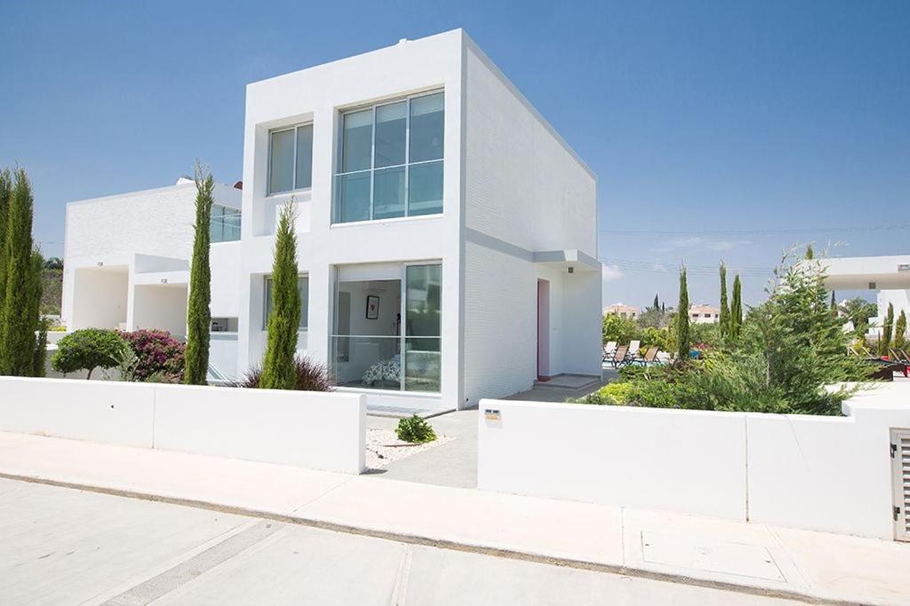 Villa Ochosto Helios - Beautiful 5 Bedroom Protaras Villa - Walking Distance to Fig Tree Bay Beach — фото 1