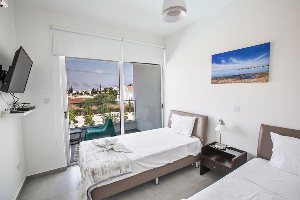 Протарас: Villa Ochosto Helios - Beautiful 5 Bedroom Protaras Villa - Walking Distance to Fig Tree Bay Beach