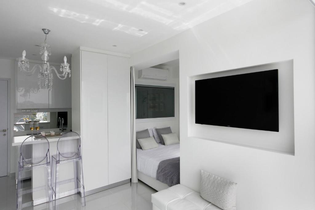 Лимассол: The White Pearl Suite - beach front city centre with sea view.
