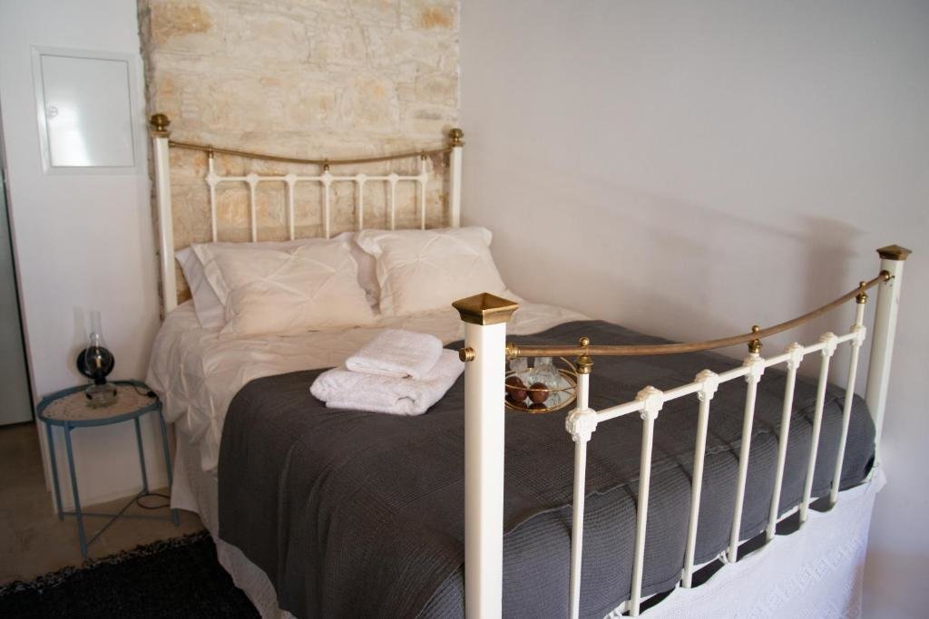 Лофу: Cleo's Inn