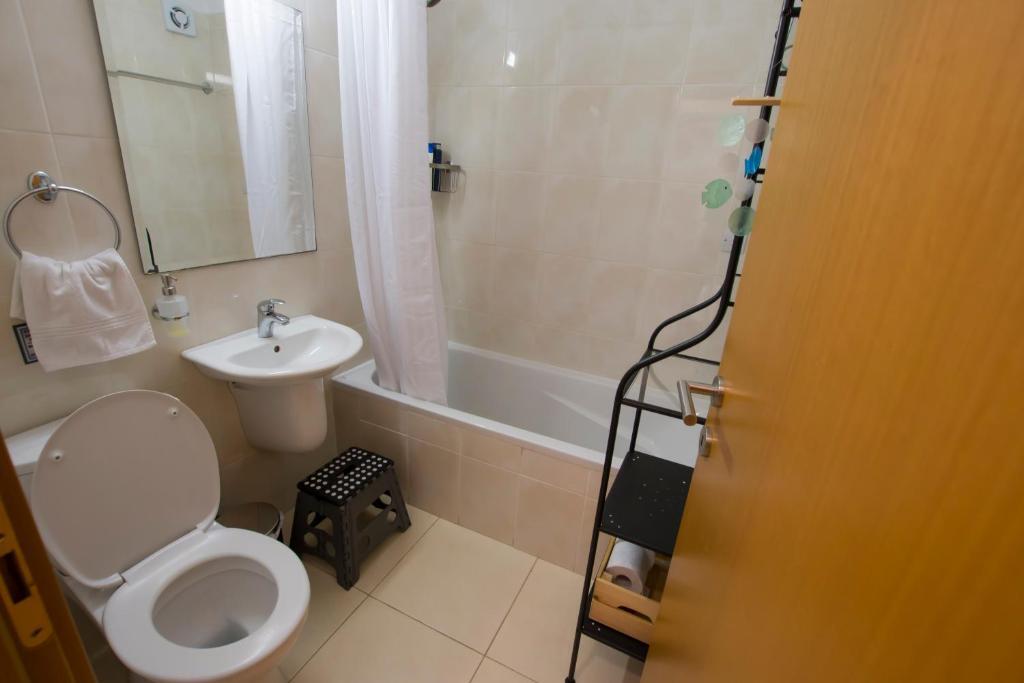 Паралимни: New Beautiful Sea View 2 Bdrm Flat With Pool!