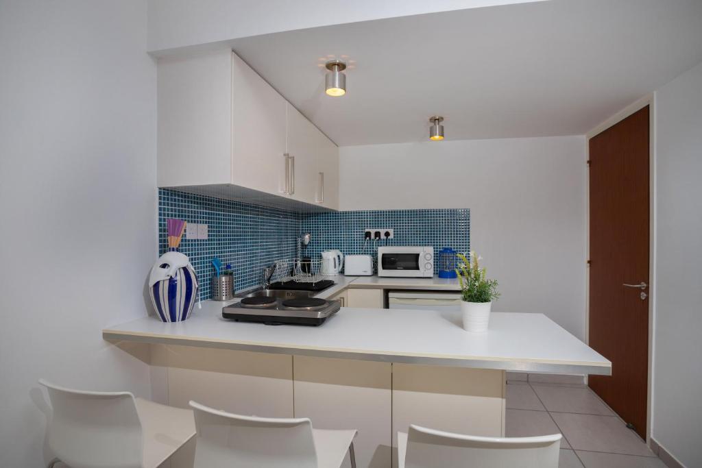 Агиос Тихонас: Athenaeum Beachside Apt by Trulycyprus