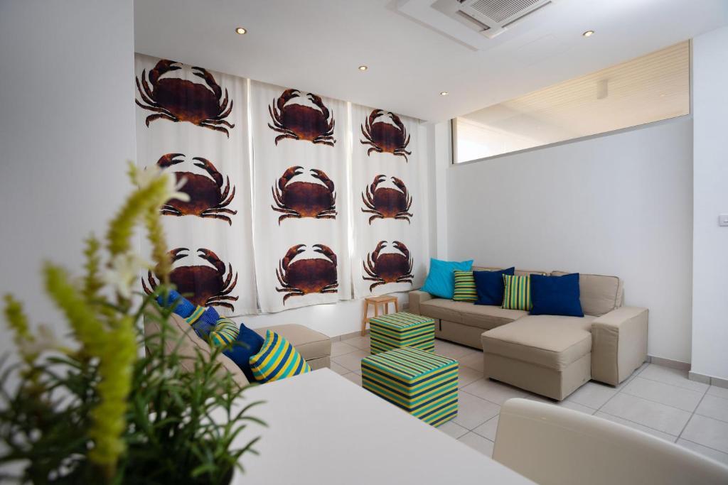 Агиос Тихонас: Athenaeum Beachside Apt by Trulycyprus