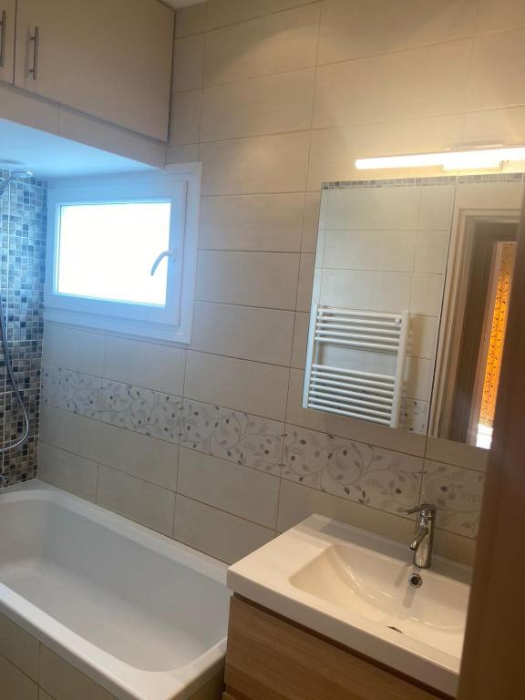 Агиос Тихонас: Wonderful 2-storey 2 bedroom apartment