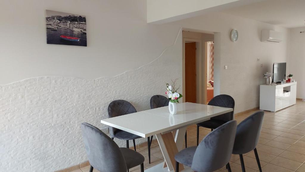 Айя-Напа: NISSI GOLDEN SANDS SEA VIEW 2 BEDROOM Apartment