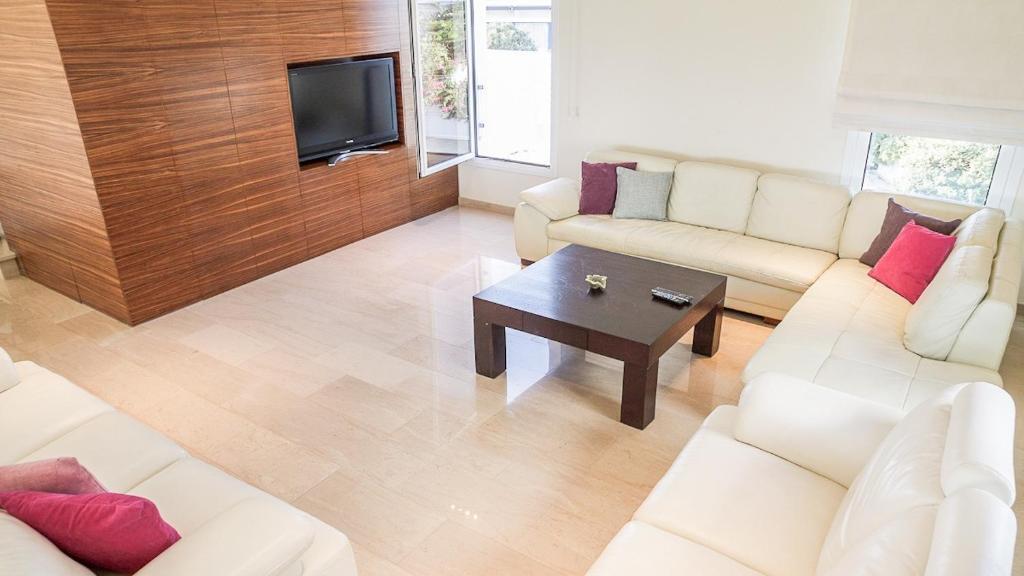 Luxury Bay View Villa 20 Right On Τhe Beach — фото 1