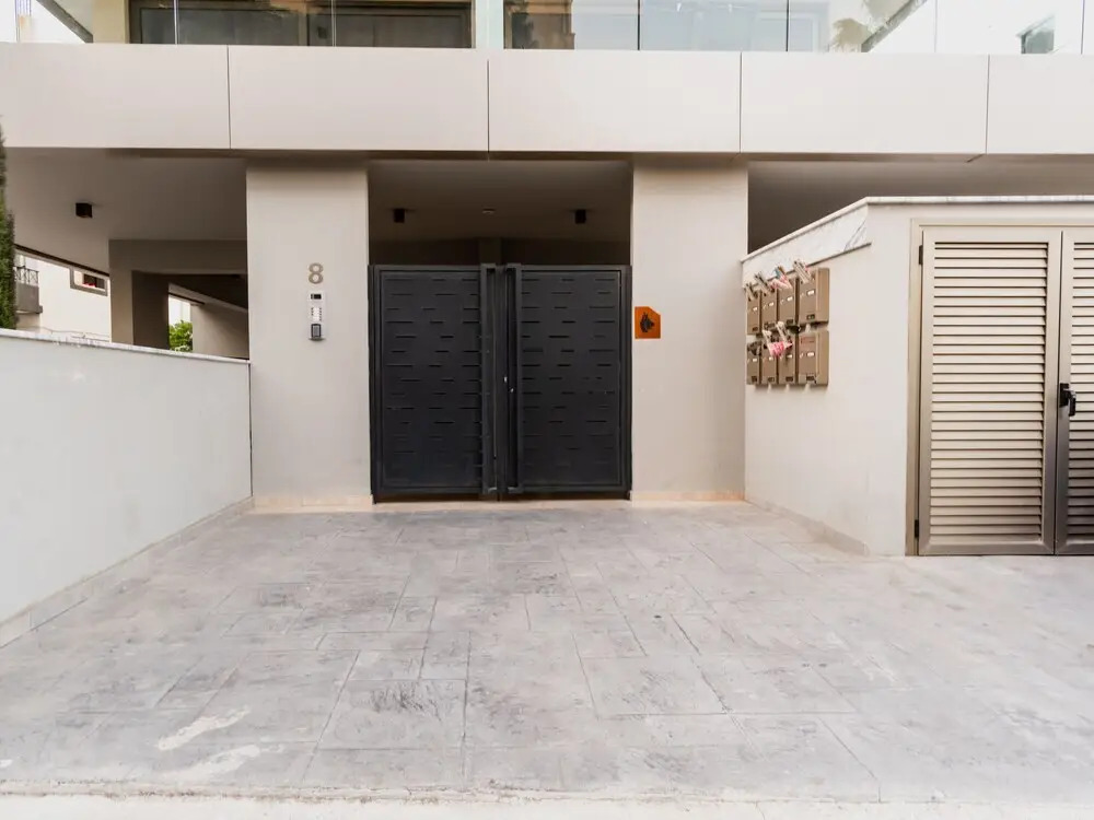 Гермасойя: "sanders Evolution - Nice 3-bdr Apt w/ Shared Pool"