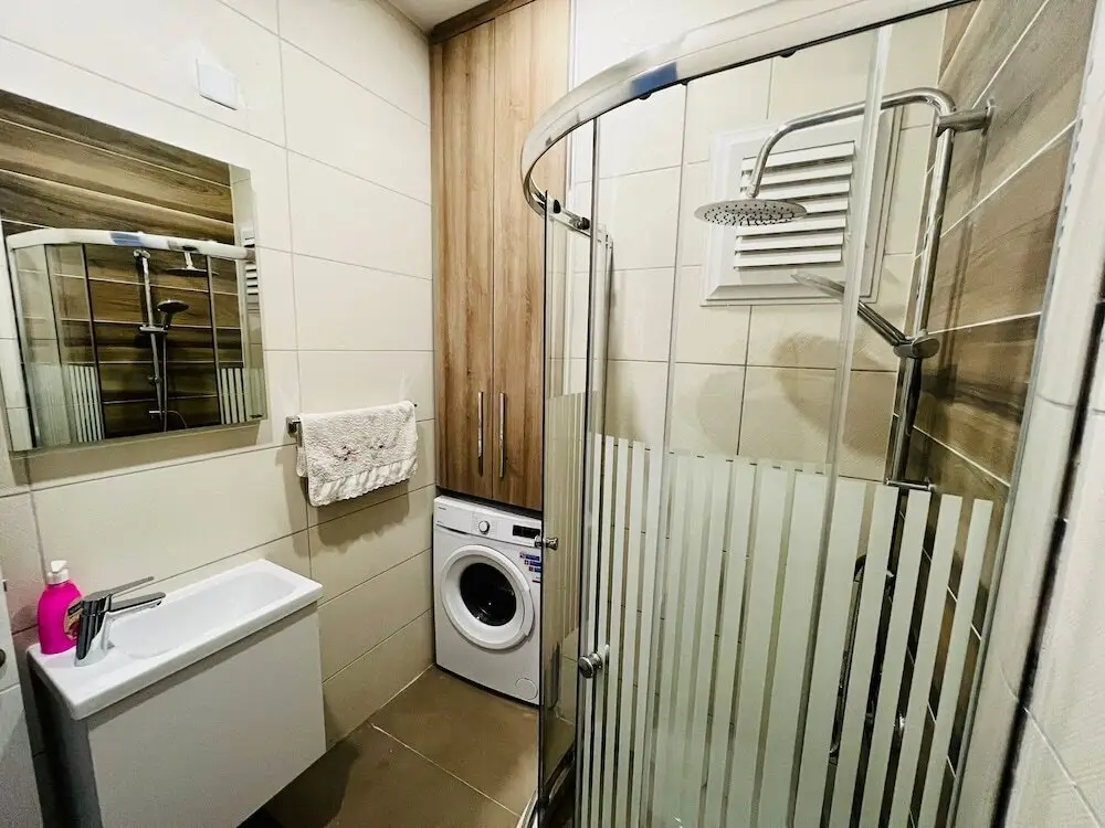 Цери: "A Brand new 1+1 Flat in Kyrenia. It is Central With a Lots of Facilities."