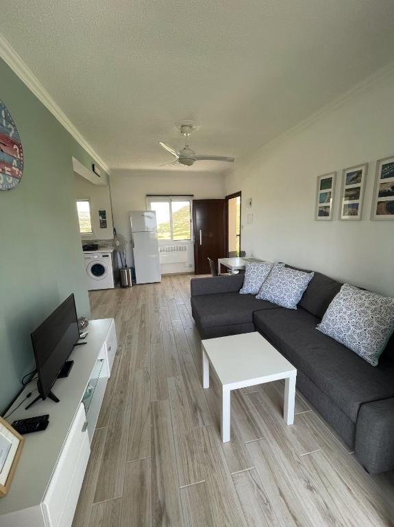 Писсури: Horizon Pissouri Bay 1 bedroom apartment with communal pool