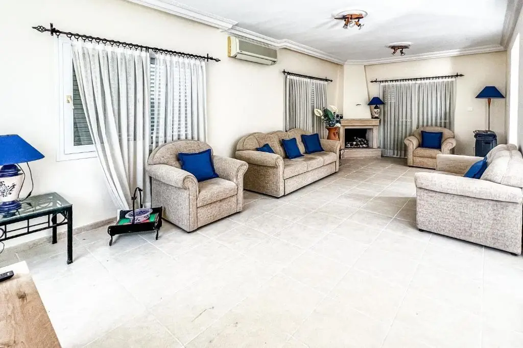 Алсанджак: Fantastic Villa with Private Beach in Girne