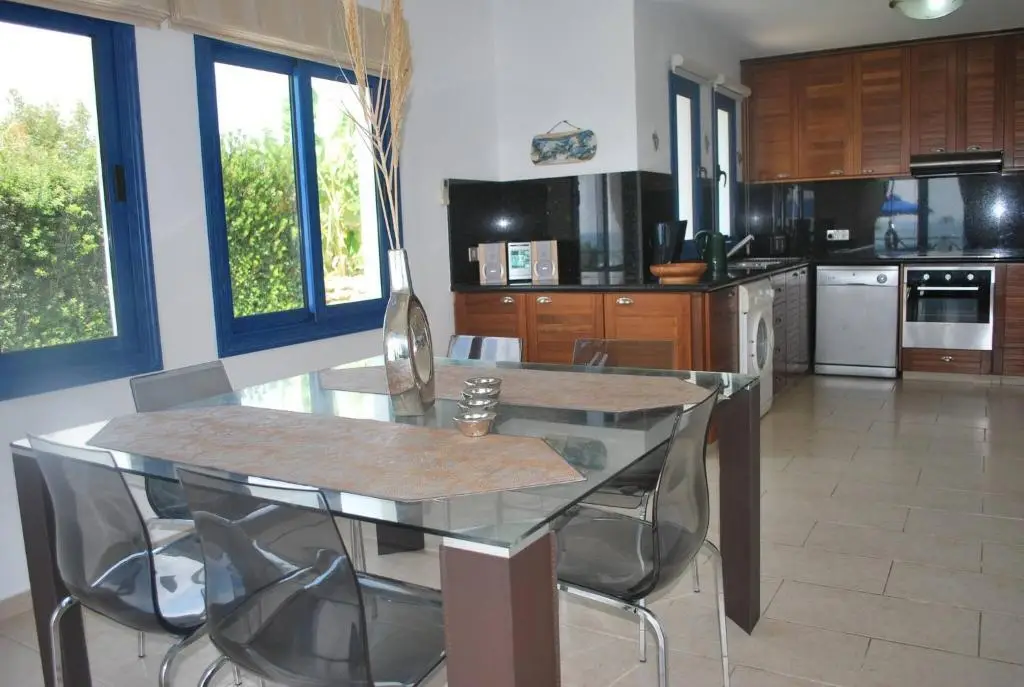 Киссонерга: Sea Front Villa With Private Heated Pool, Quiet Area Paphos 322