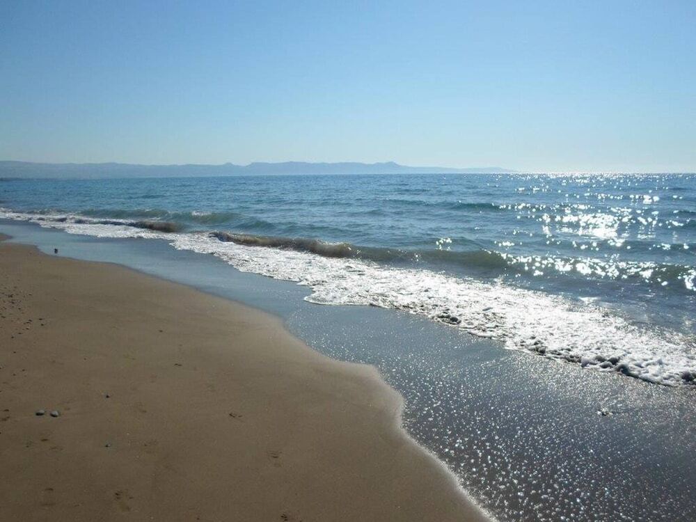 Аргака: Blue - Beach Front Spectacular Villa Sleeps 10