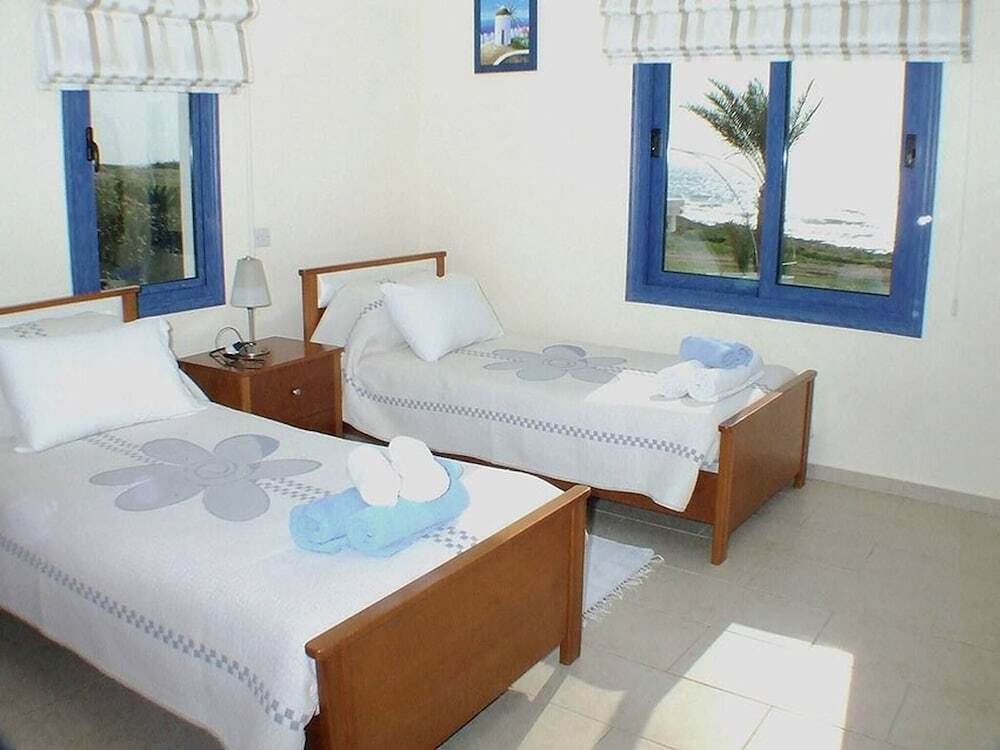 Sea Front Villa, Heated Private Pool, Amazing Location Paphos 323 — фото 1