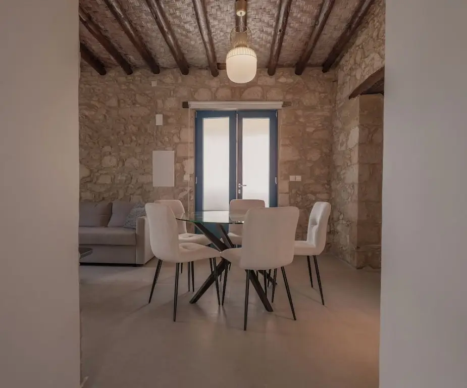 Стени: Phaedrus Living Peristerona Traditional House