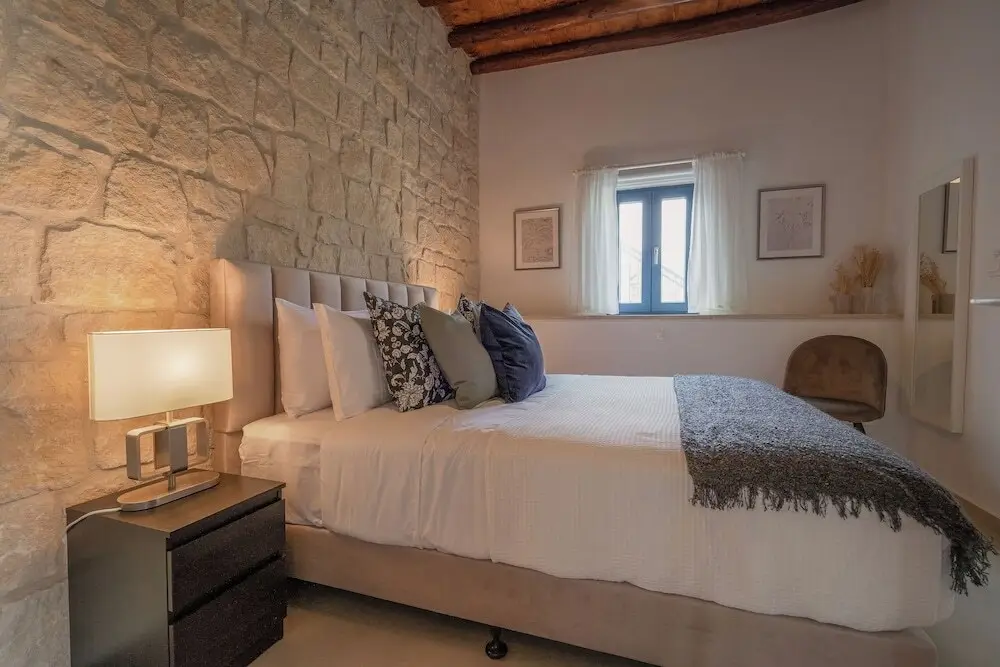 Стени: Phaedrus Living Peristerona Traditional House