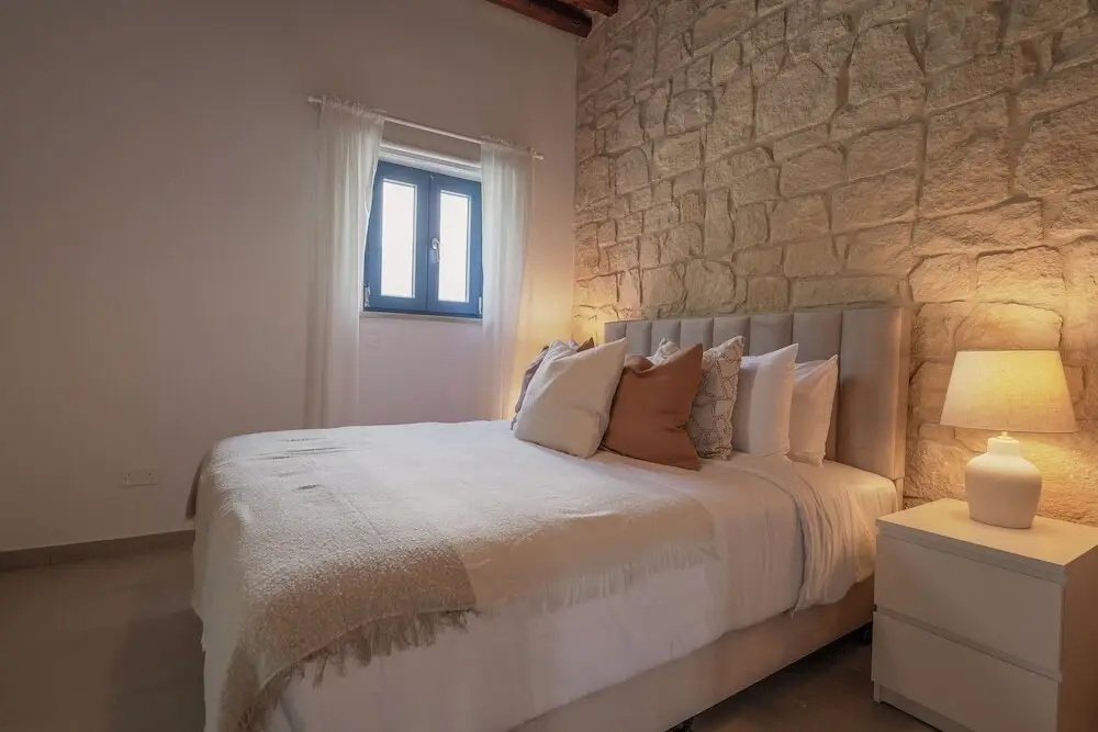 Стени: Phaedrus Living Peristerona Traditional House
