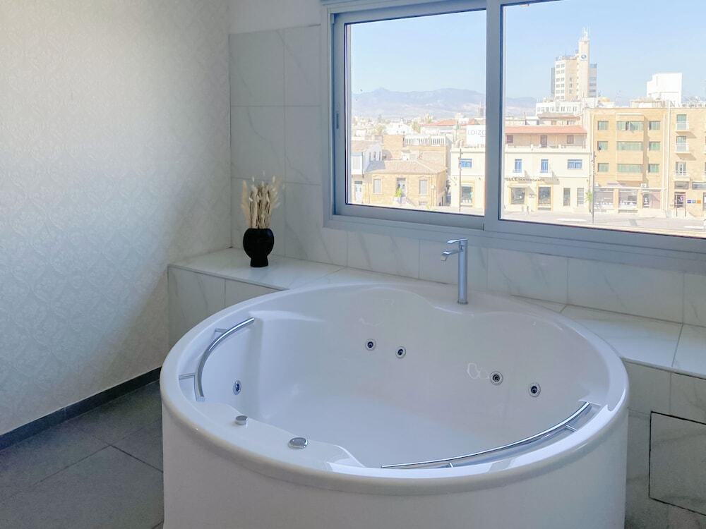 Никосия: Phaedrus Living Plateia Suite Verde