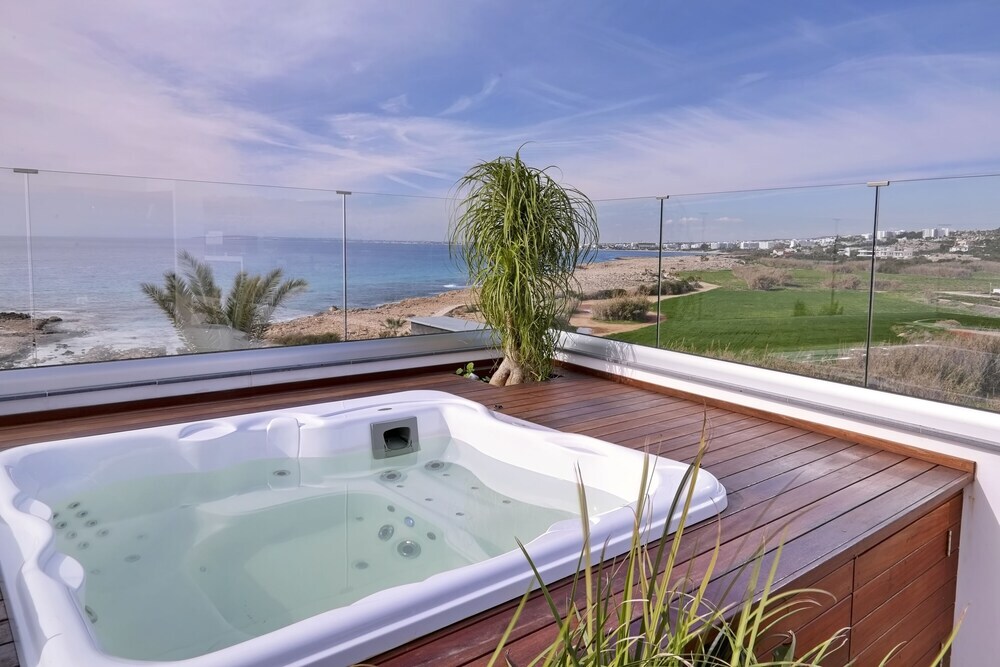 Elegance Beachfront Villa — фото 1