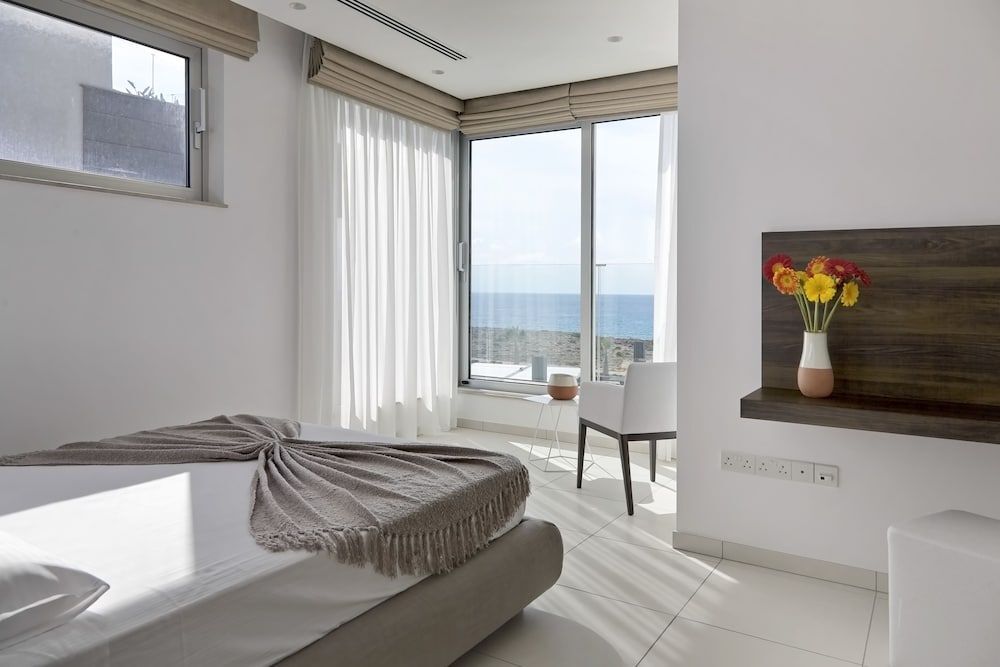 Айя-Напа: Elegance Beachfront Elite Villa
