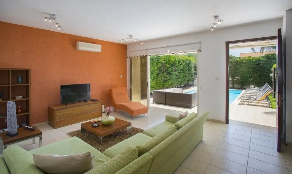 Перволия: Soothing Sunset Villa, 200m to the Beach