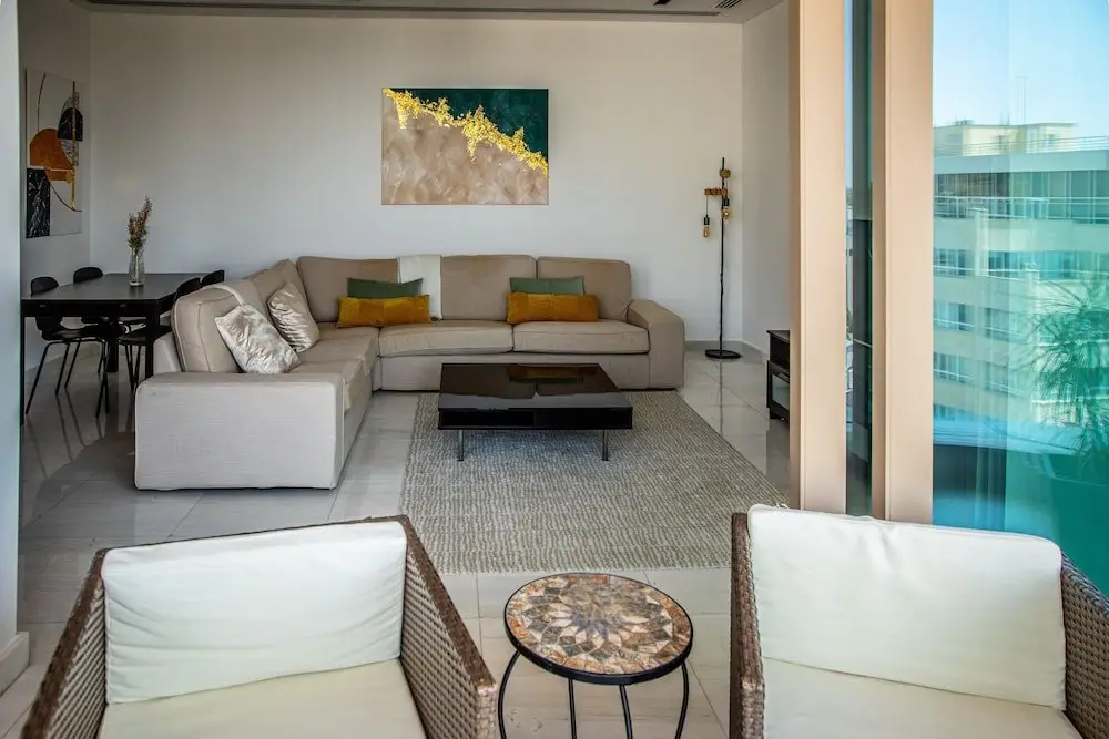 Никосия: Phaedrus Living 360 Tower Luxury Flat