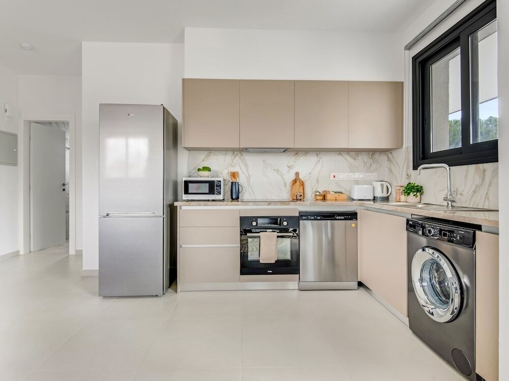 Лимассол: Sanders Triple - Lovely 1-bdr Apt With Balcony