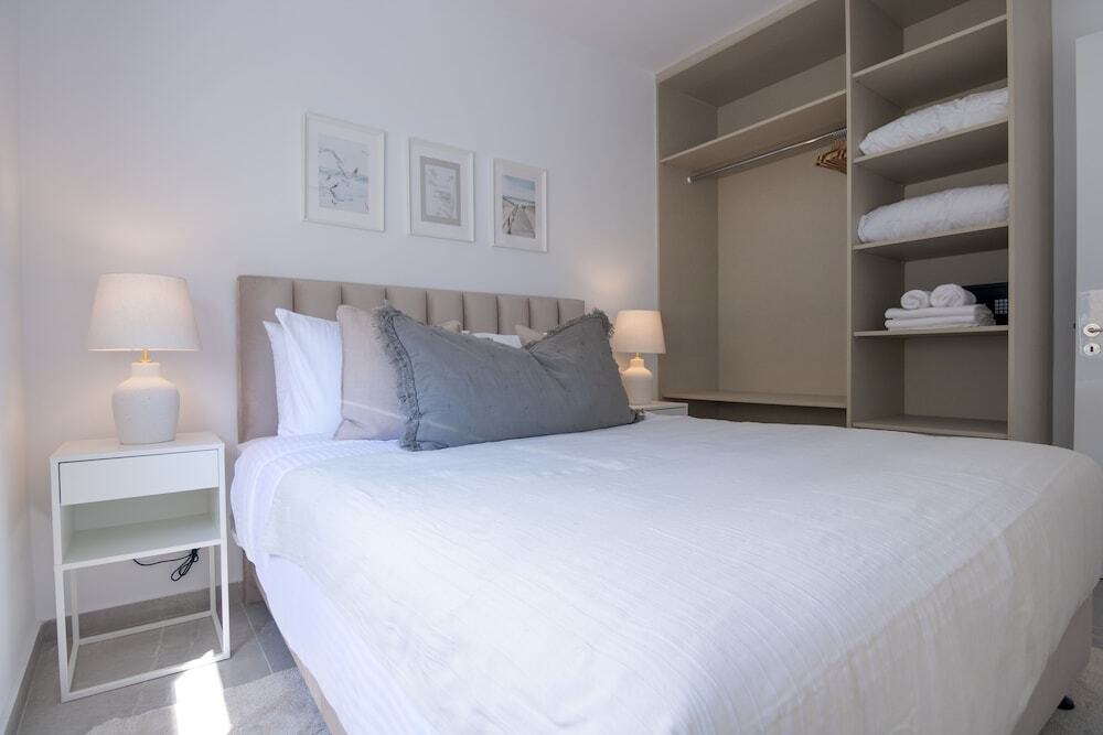Пафос: Phaedrus Living: Limnaria Luxury Flat Ivy 121