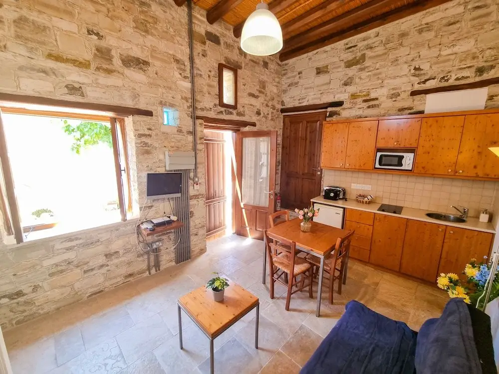 Скарину: Skarinou's Landhouse Poolside Apartment