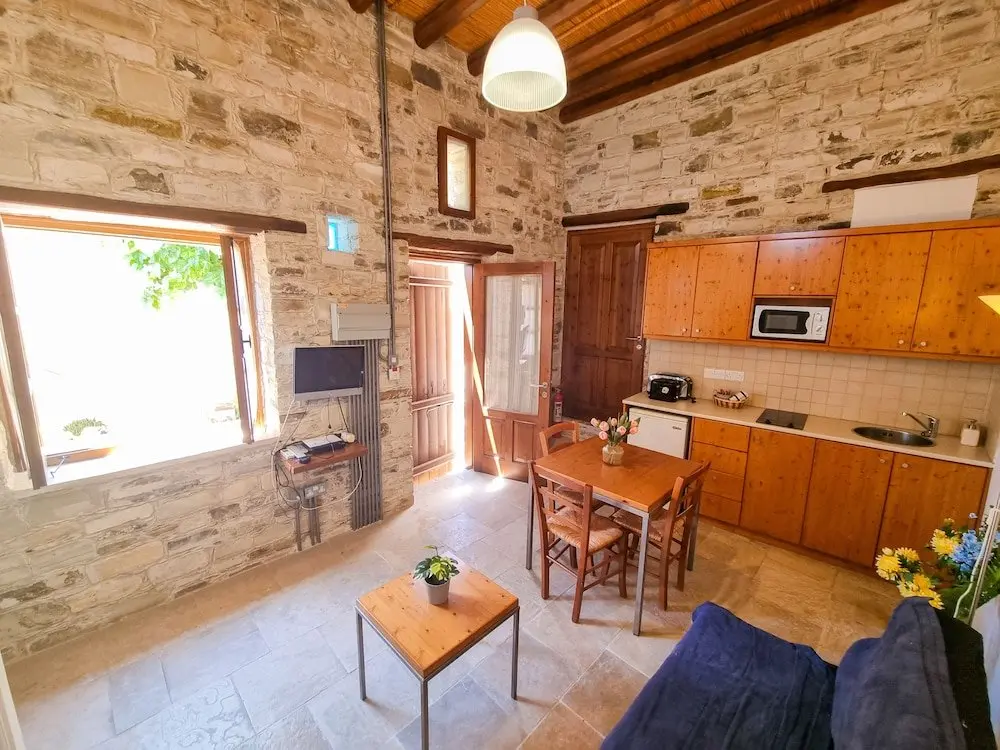 Скарину: Skarinou's Landhouse Poolside Apartment