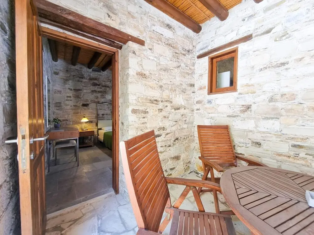 Скарину: Skarinou's Landhouse Poolside Apartment