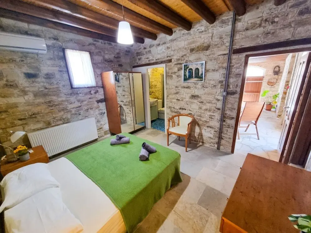 Скарину: Skarinou's Landhouse Poolside Apartment