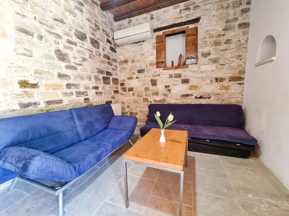 Скарину: Traditional Village Pool Apartment