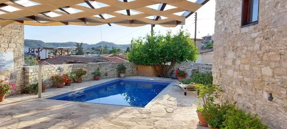 Скарину: Traditional Village Pool Apartment