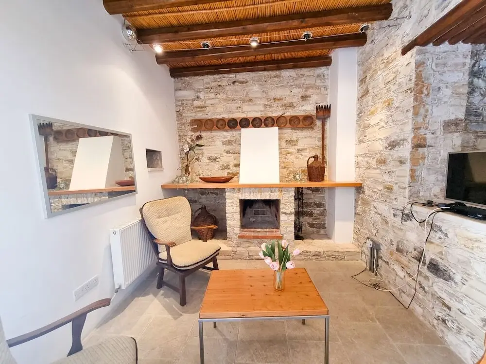 Скарину: Traditional Village Pool Apartment