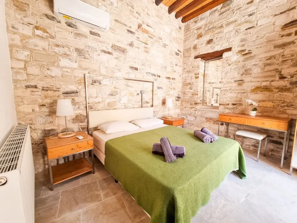 Скарину: Traditional Village Pool Apartment