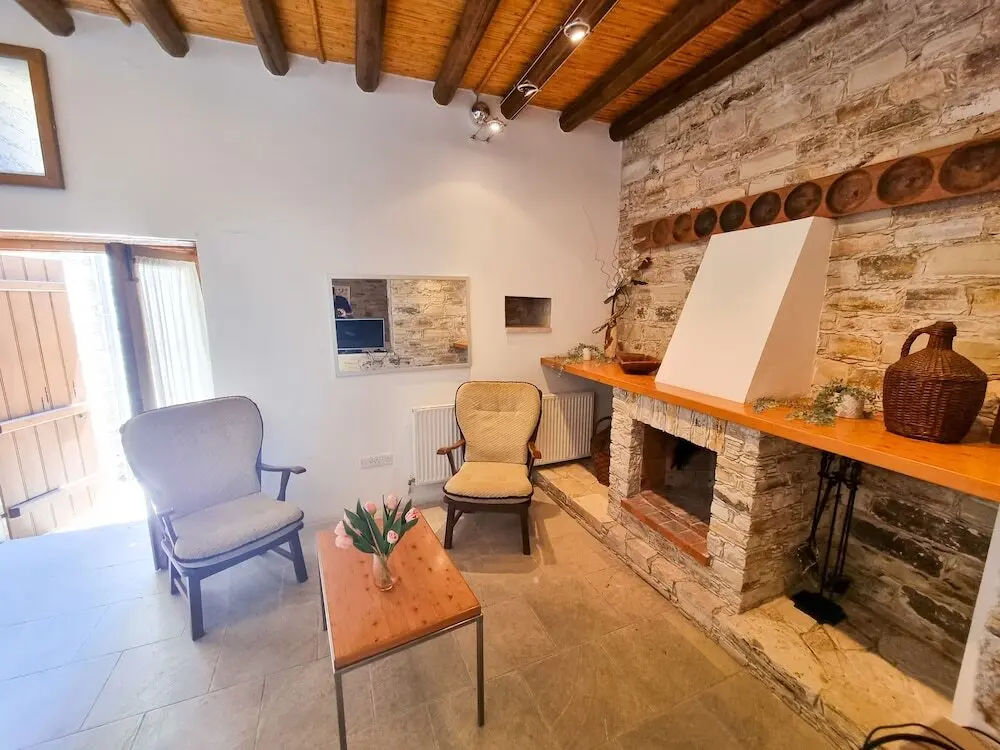 Скарину: Traditional Village Pool Apartment
